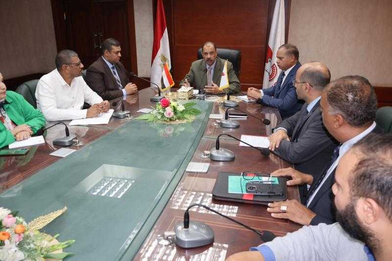 محافظ سوهاج يبحث مع مؤسسات مالية ومصرفية آليات الترويج للفرص الاستثمارية بالمحافظة