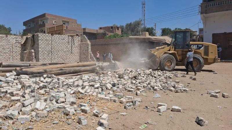 محافظ أسيوط: إزالة 32 حالة تعدي على أراضي زراعية وأملاك دولة