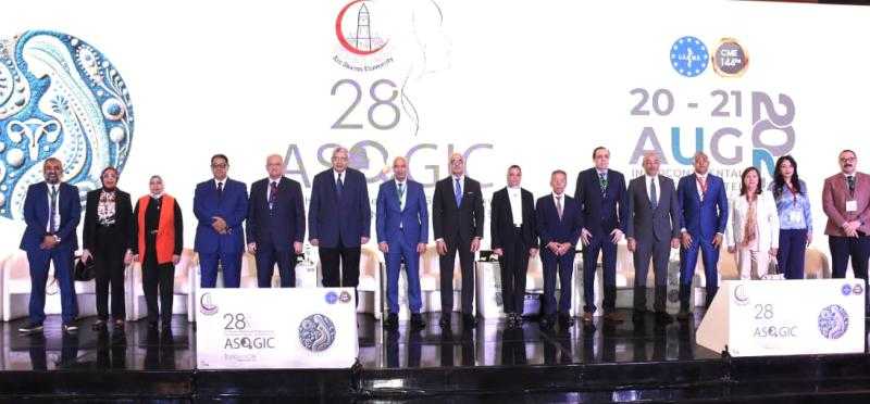 مستشار رئيس الجمهورية للصحة ورئيس جامعة عين شمس يفتتحان المؤتمر الدولي الثامن والعشرين لأمراض النساء والتوليد