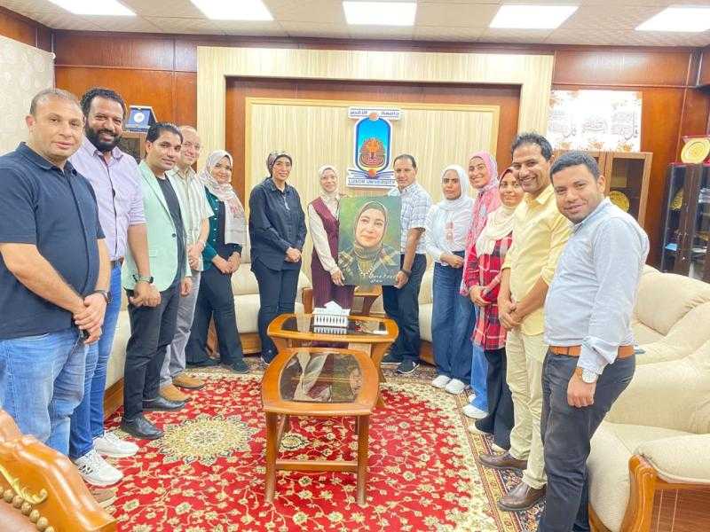 رئيس جامعة الأقصر تكرم وكيل كلية السياحة والفنادق للدراسات العليا بعد انتهاء فترة ندبها