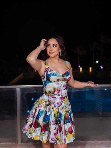 بوسي تثير الجدل بسعر فستانها