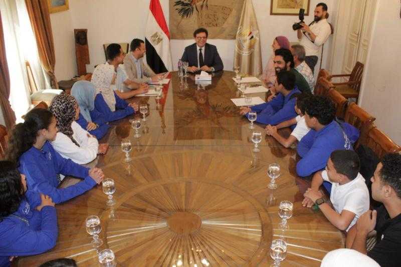 وزير الثقافة يستقبل وفدًا من الموهوبين ببرنامج اكتشاف الأبطال من قرى حياة كريمة