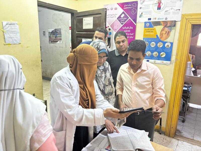وكيل وزارة الصحة بالأقصر يتابع أعمال المبادرات الرئاسية بوحدة نجع العزيز بإدارة البياضية