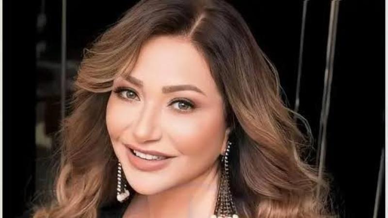 ليلى علوي تتألق بإطلالة أنيقة وتبدأ تصوير فيلمها الجديد