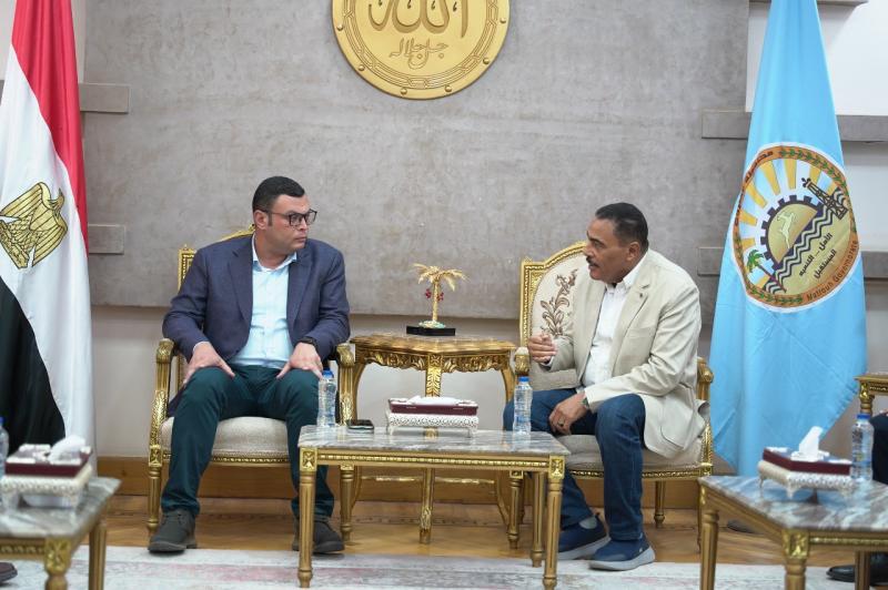 محافظ مطروح يستقبل وزير الإسكان 