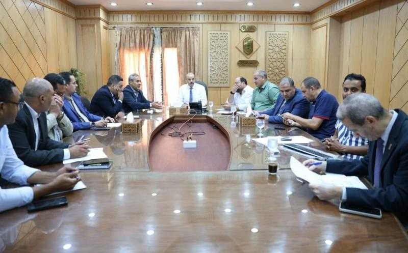 الأمين العام للمجلس الأعلى للأزهر يعقد اجتماعًا مع أعضاء القافلة الإدارية لمتابعة نتائج جولاتها الميدانية