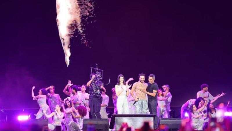 ويجز يفاجئ جمهوره بظهور أبطال فيلمه ”وتر واحد” في حفل العلمين