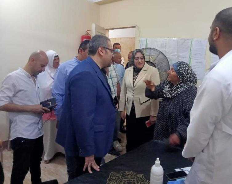 وكيل وزارة الصحة بالشرقية يتابع سير العمل بمبادرة ”١٠٠ يوم صحة” بمركز طب الأسرة ببهنيا بديرب نجم