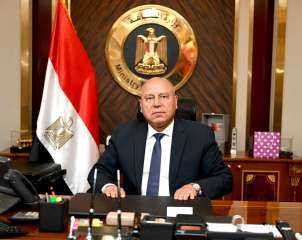 وزير النقل يكرم عاملًا أنقذ شابًا من الموت تحت عجلات القطار