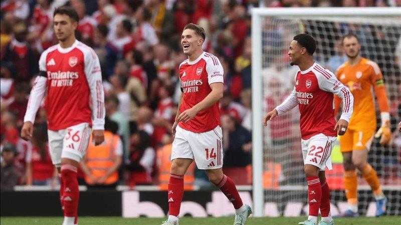 أرسنال يتصدر الدوري الإنجليزي بعد خماسية في ليدز.. وتوتنهام يلاحقه