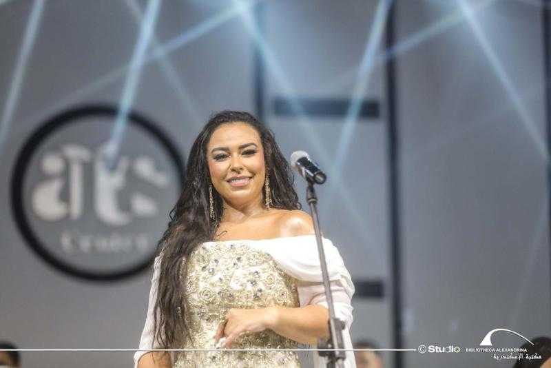 مروة ناجي تُبدع علي خشبة مسرح مكتبة الإسكندرية المكشوف في مشاركتها الأولي بمهرجان الصيف الدولي