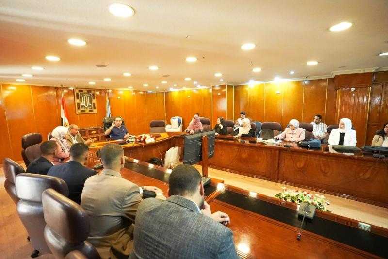 محافظ أسيوط يلتقي خريجي كلية الهندسة ويؤكد دعمه لتحويل ابتكاراتهم إلى مشروعات تنموية