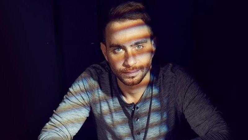 حسام حبيب يكشف عن تفاصيل فنية وقضائية في جلسة لايف عبر تيك توك