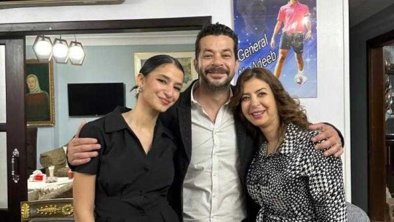 منال سلامة تشارك صورة عائلية وتكشف عن تفاصيل فيلم ”جنازة في جوازة”