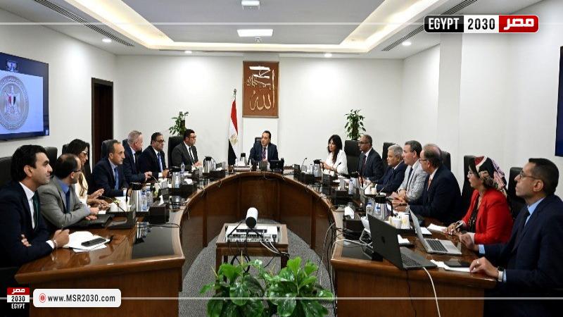 جانب من اجتماع رئيس الوزراء