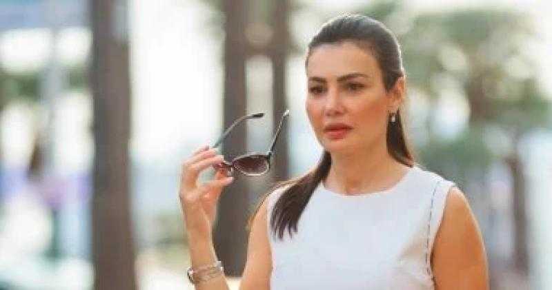 دينا فؤاد تشارك جمهورها بأجواء إجازتها في ”كان” الفرنسية بإطلالة أنيقة