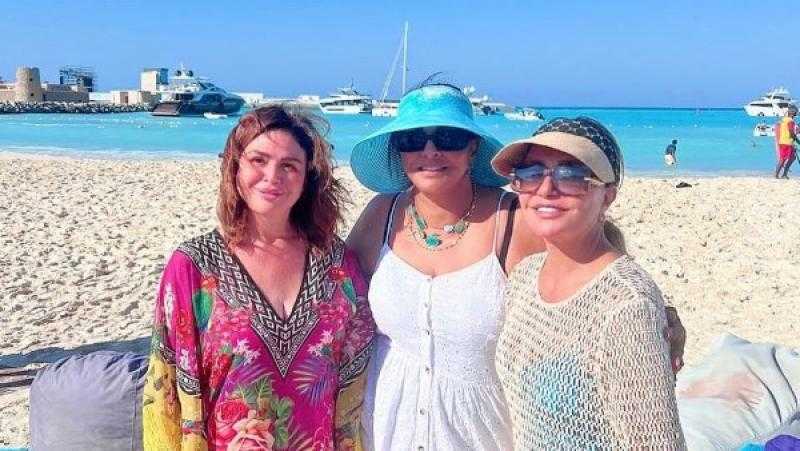 إلهام شاهين تعلق على صورتها مع ليلى علوي وهالة صدقي