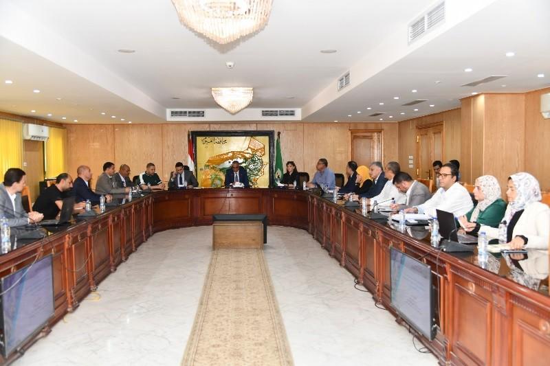 محافظ الفيوم ووفد القومية للاستشعار يبحثون آليات الاستخدام الأمثل للأراضي جنوب بحيرة قارون