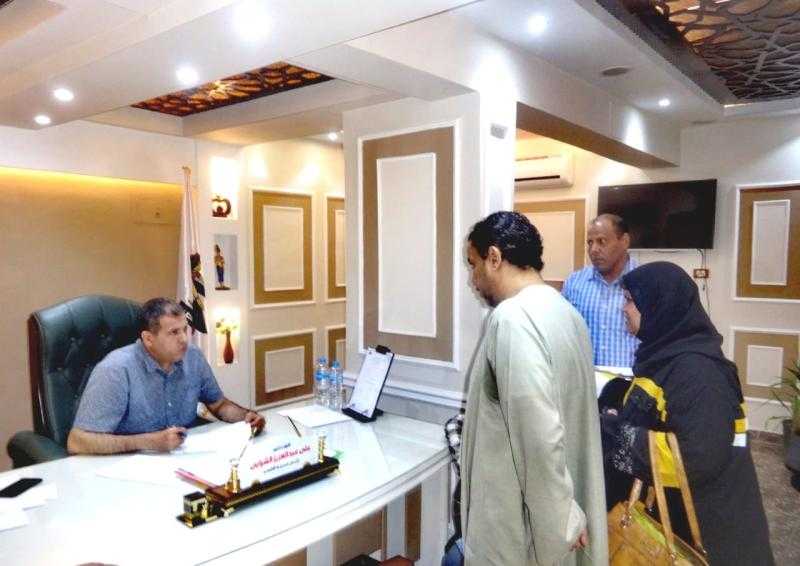 رئيس مدينة الأقصر يبحث 10 طلبات وشكاوى خلال لقاء اليوم المفتوح مع المواطنين