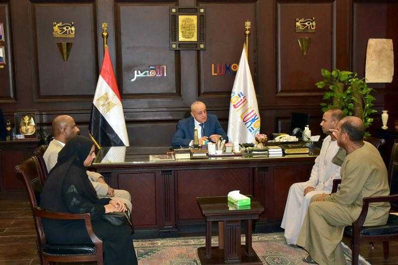محافظ الأقصر يلتقي الأسر المتضررة من حريق الكرنك
