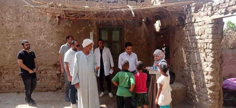 وكيل وزارة الصحة بالأقصر يتابع حملة التجريع ضد مرض البلهارسيا بقرية المحاميد قبلي