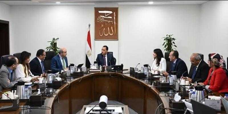 رئيس الوزراء يتابع الموقف التنفيذي لمشروع ”مبنى 4” بمطار القاهرة الدولي