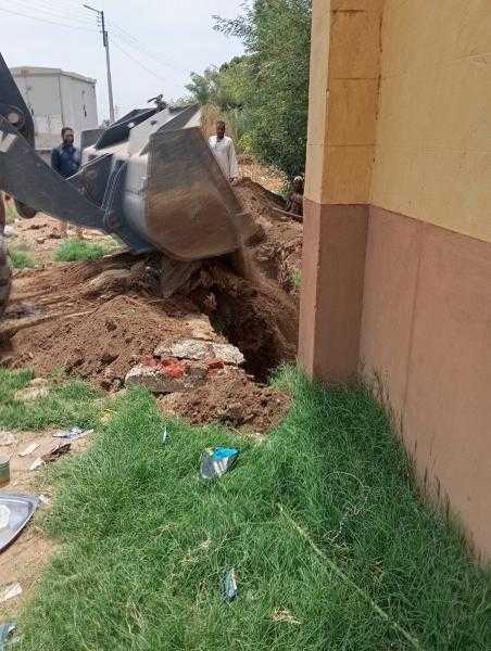 إزالة فورية لحالة تعدي بالبناء المخالف بجوار مستشفى أم القرى في إسنا بالأقصر