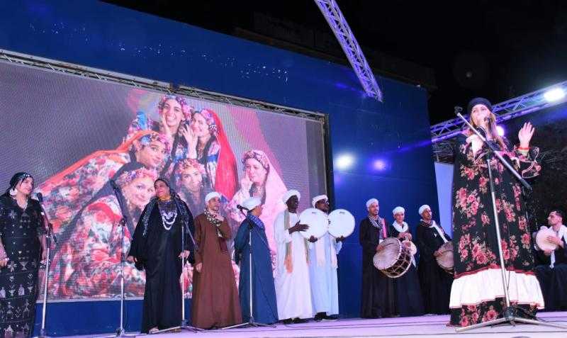 بالغناء الشعبي.. فرقة النيل تواصل عروضها المبهجة في ”صيف بلدنا” بمطروح