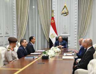 السيسي يجتمع مع رئيس الوزراء ووزير الصناعة والنقل