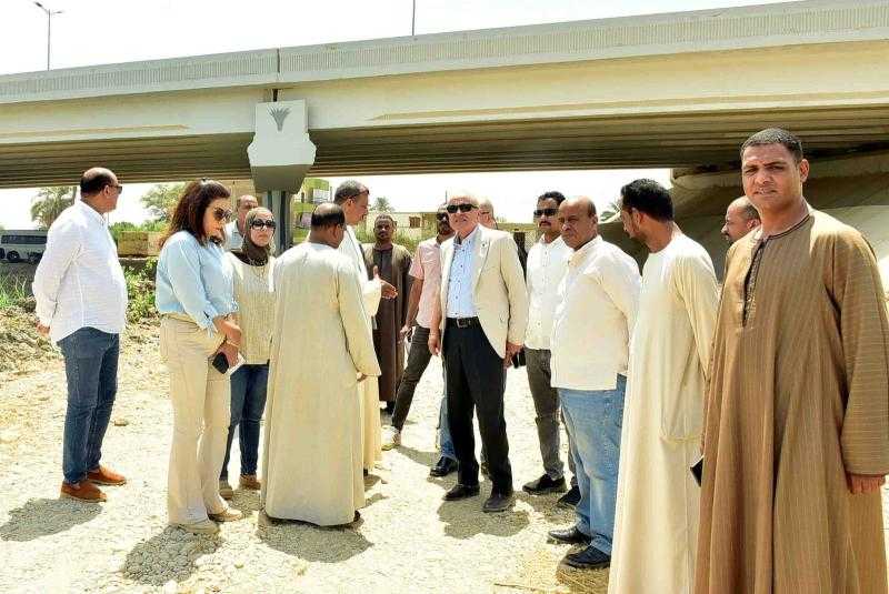 محافظ الأقصر يتفقد مركزى البياضية والزينية ويوجه بتمهيد الطرق الداخلية بالمنطقة الصناعية