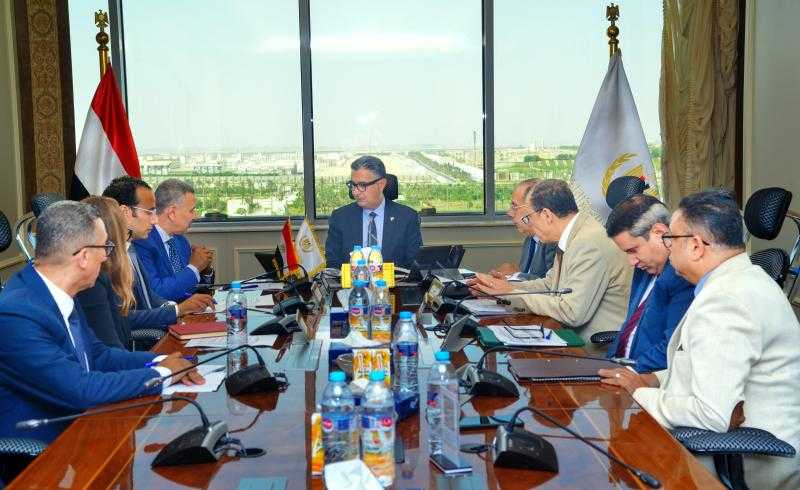 وزير التموين يجتمع مع رئيس مجلس إدارة شركة السكر والصناعات التكاملية لمتابعة خطط التطوير