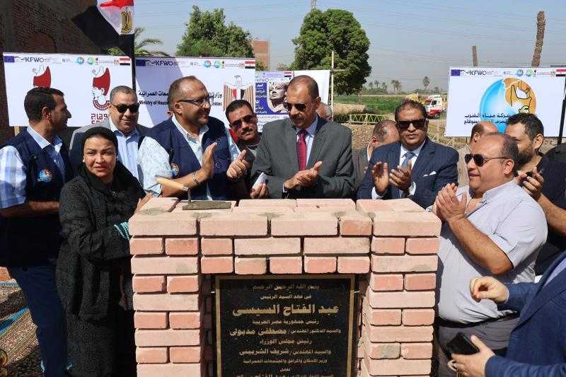 محافظ سوهاج يضع حجر الأساس لمشروع صرف الصحي أولاد عزاز والمنياوي