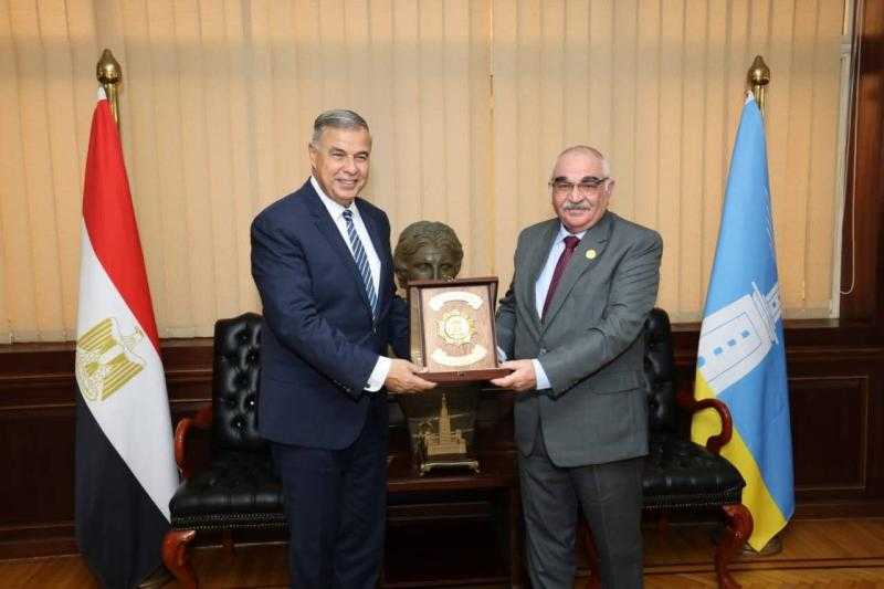 رئيس هيئة قضايا الدولة يلتقي محافظ الإسكندرية لمناقشة ملفات وقضايا هامة