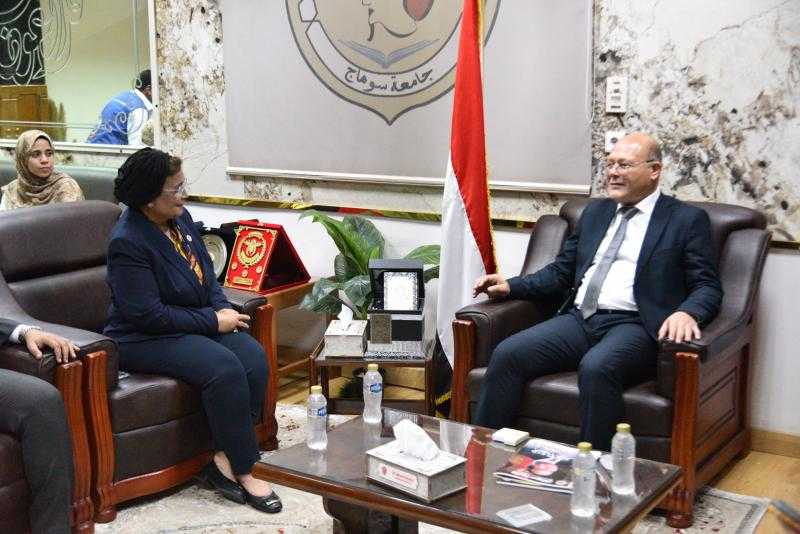 نائب وزير الصحة تبحث تعزيز دور جامعة سوهاج في مواجهة القضية السكانية وخفض معدلات الولادات القيصرية