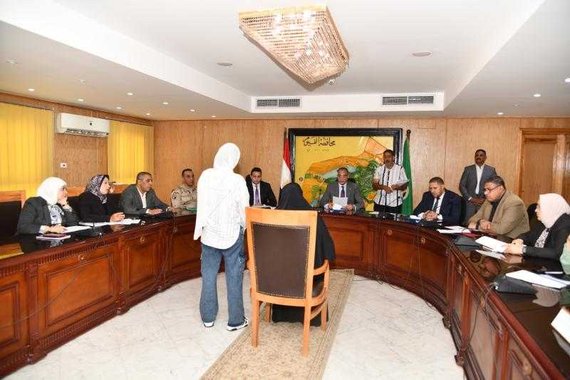 محافظ الفيوم يوجه بتوفير مشروعات تنموية وفرص عمل وتراخيص أكشاك للأولى بالرعاية