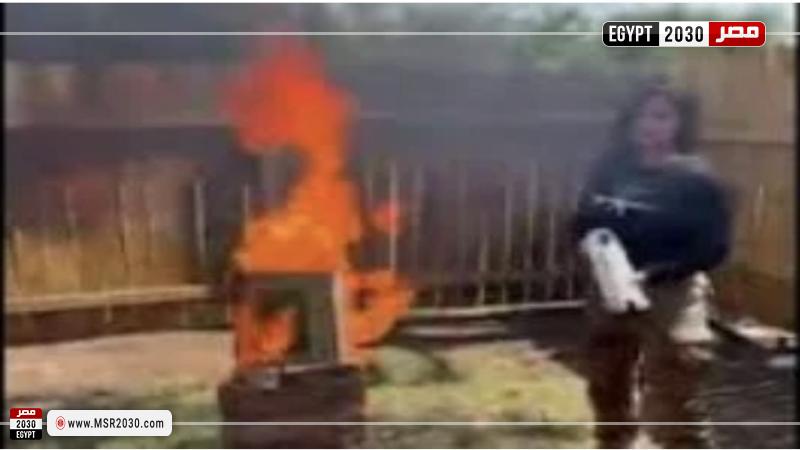 فالنتينا جوميز تحرق نسخة من القرآن