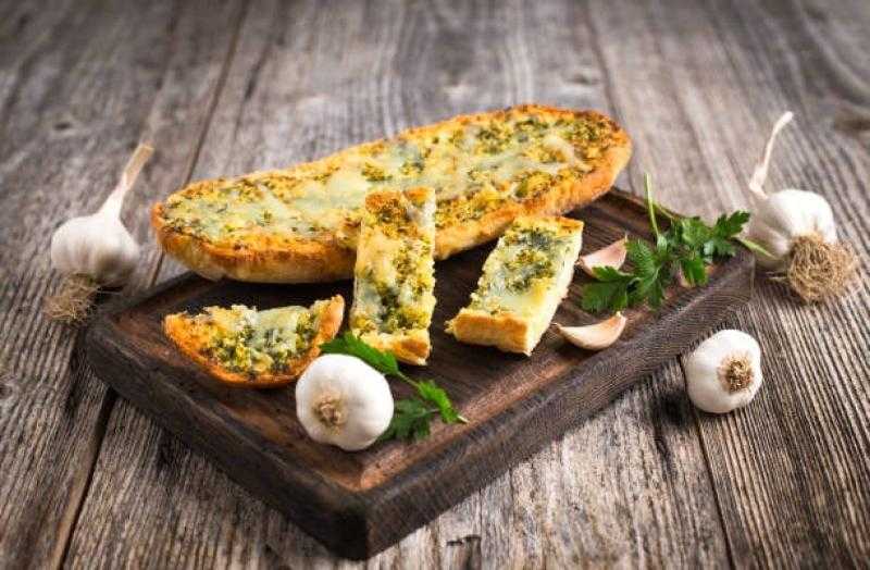 طريقة عمل خبز الثوم بالجبنة