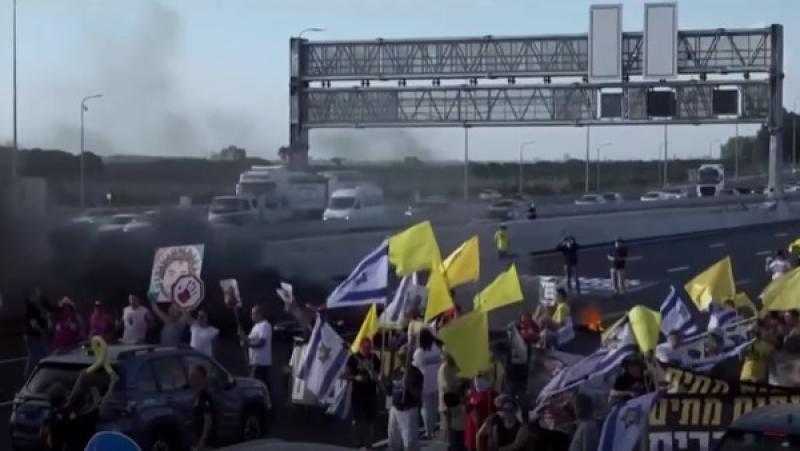 انفجار غضب شعبي في إسرائيل .. المتظاهرون يغلقون الطرق السريعة للمطالبة بوقف الحرب