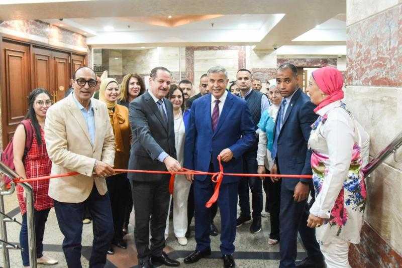 محافظ الإسكندرية يفتتح معرض الفنون التشكيلية بقصر ثقافة الانفوشي