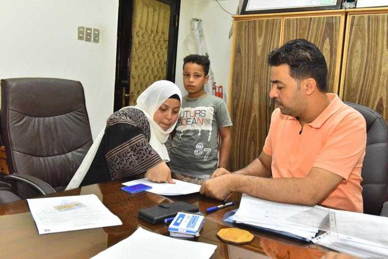 محافظ أسيوط: تسليم الدفعة الثالثة من تعويضات أهالي مساكن الايواء بعرب المدابغ لـ 72 أسرة