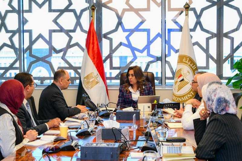 وزيرة البيئة تستعرض مع فريق عمل مشروع ”الغردقة مدينة خضراء” محاور التنفيذ والنجاحات والتحديات