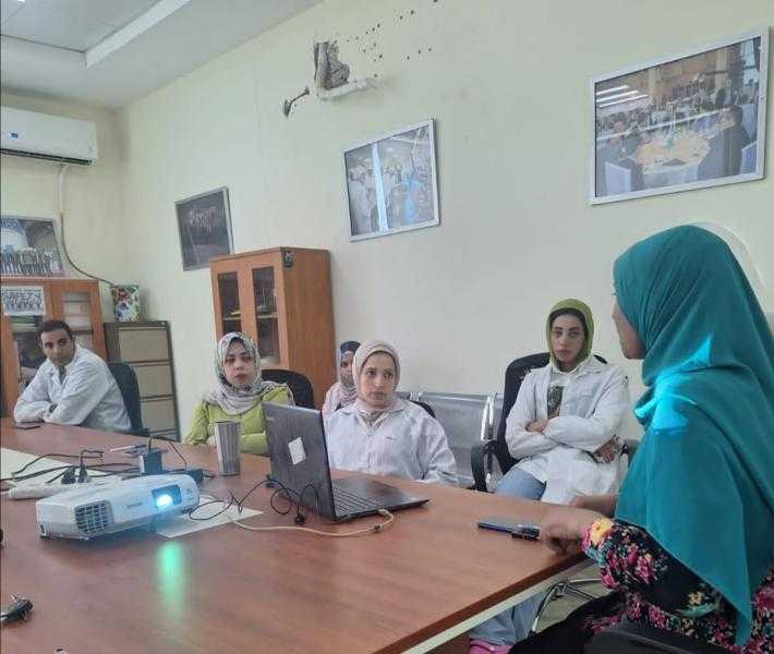 محافظ أسيوط: مديرية العمل تنظم ندوة تثقيفية بمصنع الهواتف المحمولة لنشر ثقافة السلامة والصحة المهنية وحماية العمال