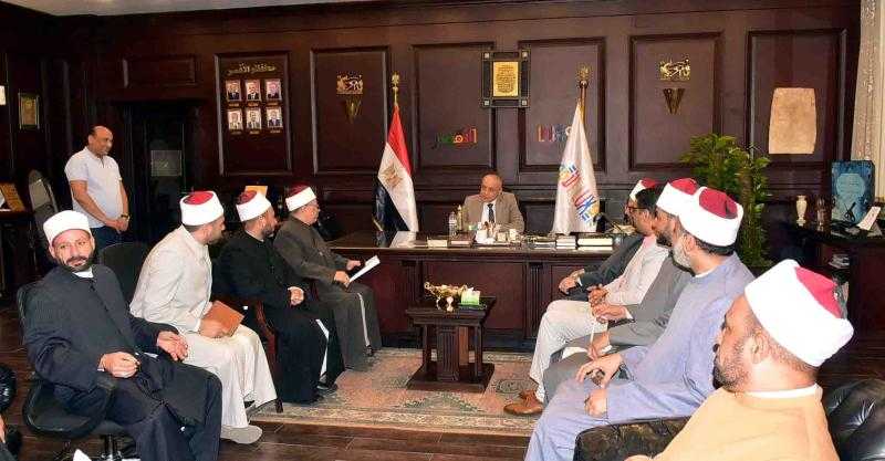 محافظ الأقصر يستقبل قافلة الوعظ بالأزهر الشريف