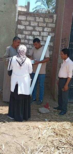 وكيل وزارة الصحة بالأقصر يتابع أعمال حملة التجريع ضد مرض البلهارسيا بالزينية بحري