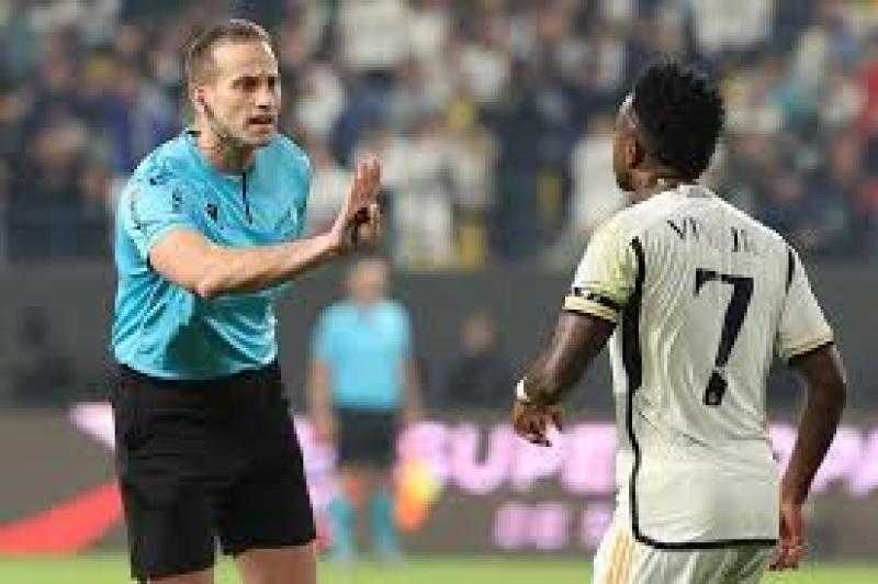 ”كثير البطاقات و70 ركلة جزاء”.. من هو خافيير ألبيرولا روخاس حكم مباراة الأهلي وبيراميدز؟