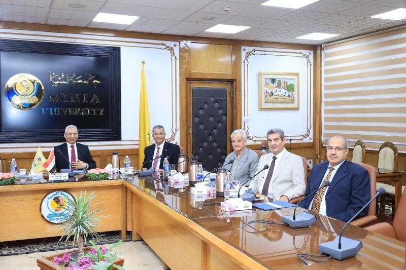 رئيس جامعة المنيا يترأس لجنة اختيار عميد كلية التربية
