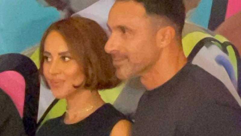 ياسمين رئيس مع زوجها في العرض الخاص لفيلم ”بابا وماما”