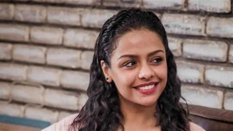 أسماء أبو اليزيد تتألق بإطلالة أنيقة