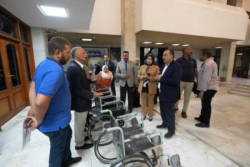 محافظ أسيوط يشهد تسليم 50 كرسيًا متحركًا معاد تأهيلها ضمن مبادرة صيانة الأجهزة الطبية