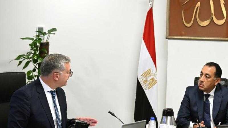 استكشافات وجذب استثمارات.. رئيس الوزراء يُتابع ملفات عمل البترول